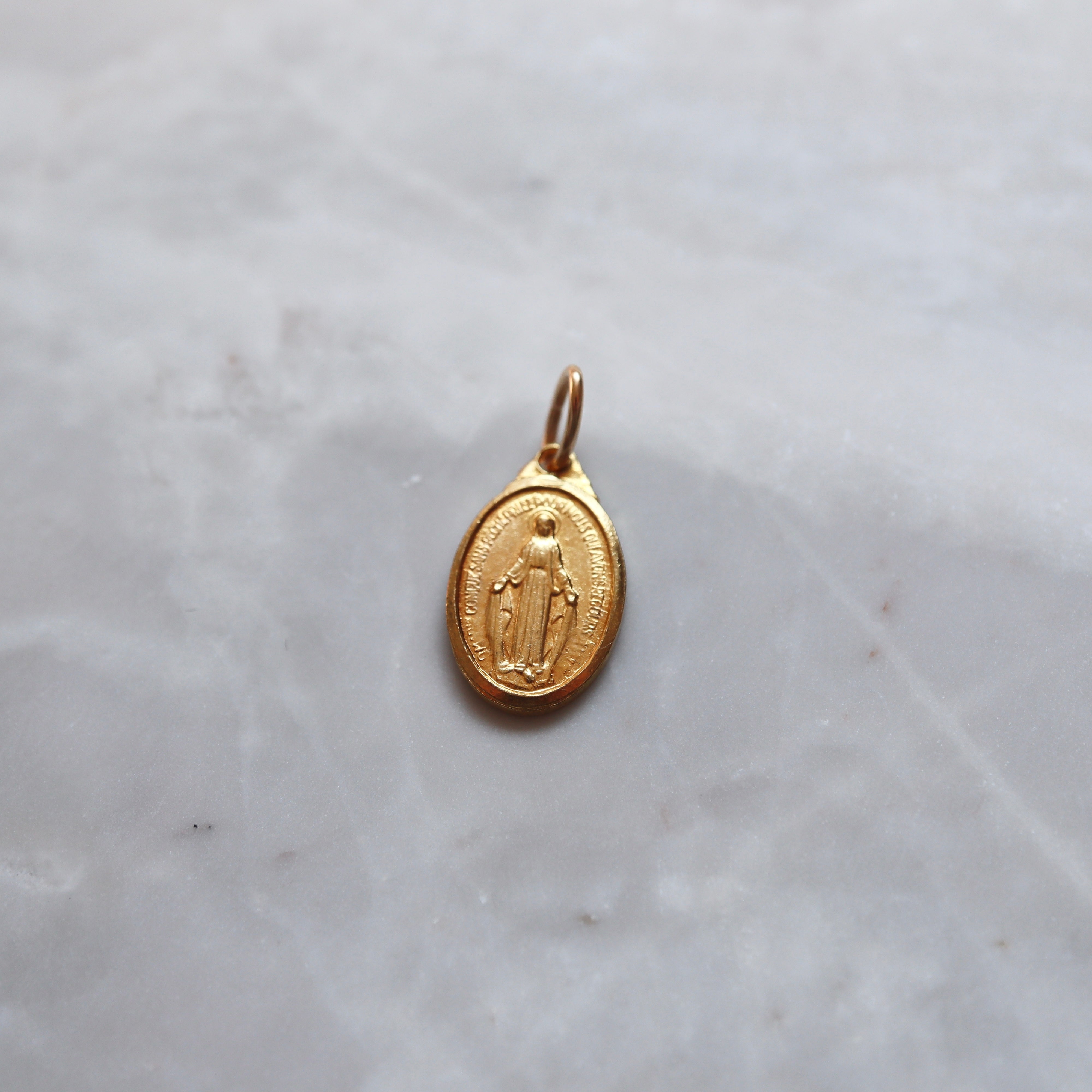 Mary Oval Vintage Pendant