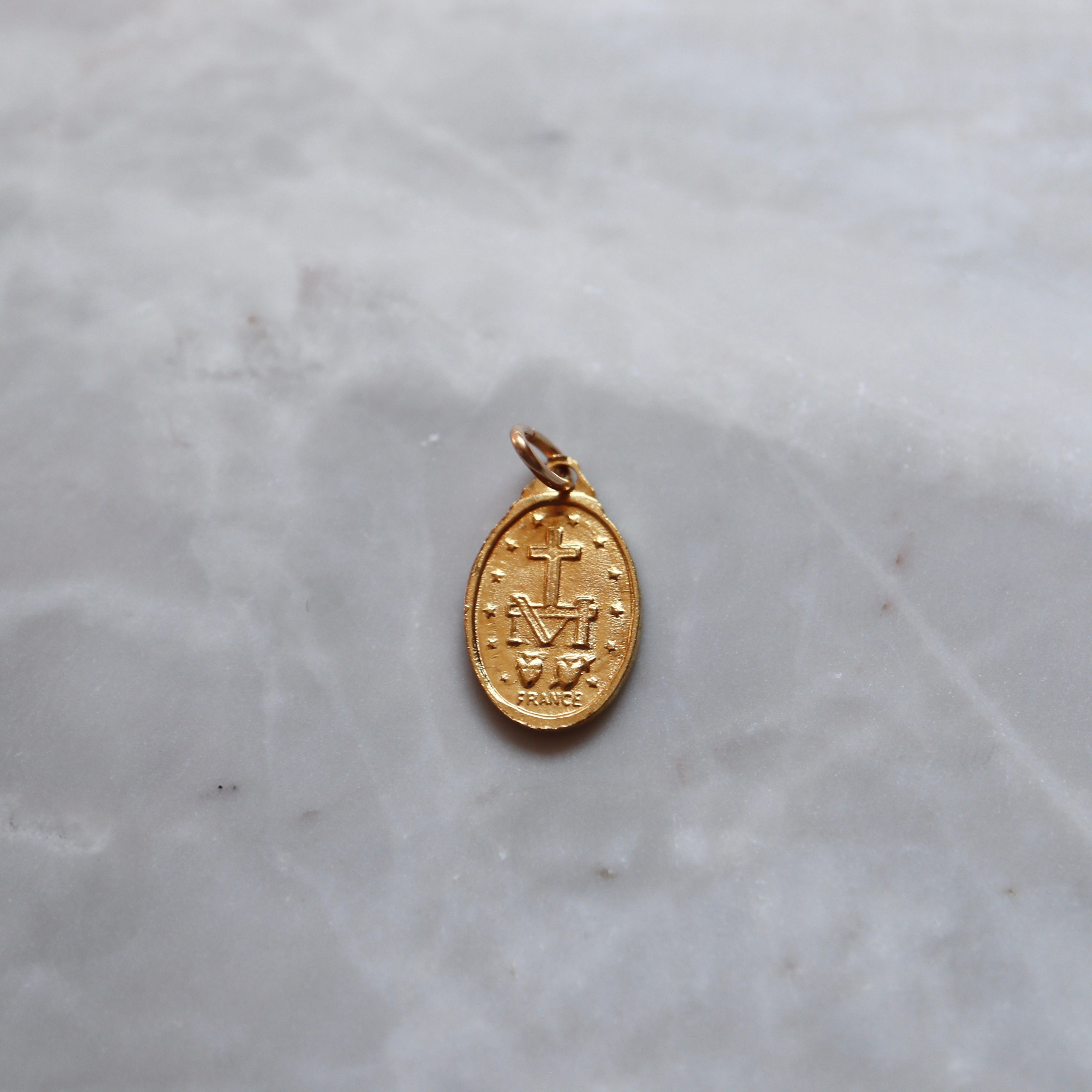 Mary Oval Vintage Pendant